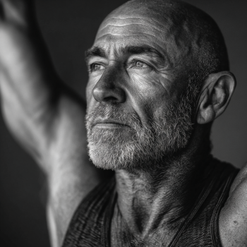 Пожилі люди займаються йогою